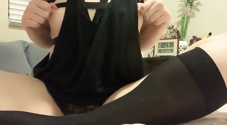 Amateur Teen Fingers Herself