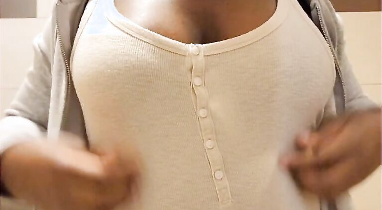 ♡ Playing With My C Cup Tits During A Wait ;)