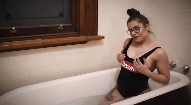 Twerk it like Caramel Shizzle - Bath Fun