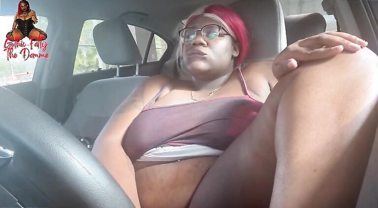 Ebony BBW Loves to Play With Her Pussy In Her Car