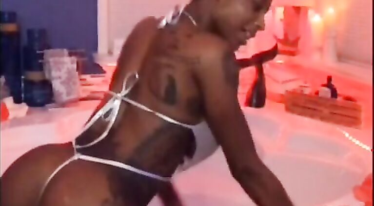 Sarai Minx - Onlyfans Quarantine Strip Tease