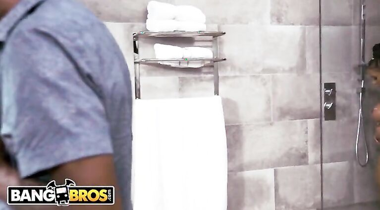 BANGBROS - Richard Mann's Steamy Shower With Sexy Ebony Stepdaugher Sarai Minx